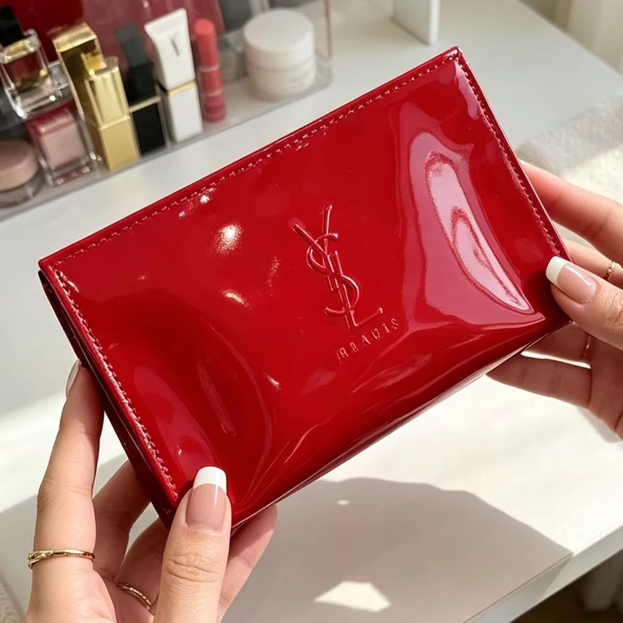 YSL レッドパテントレザー化粧ポーチ エンボスロゴ ジッパ - Luxury Skincare And Makeup Brands のレビューと価格