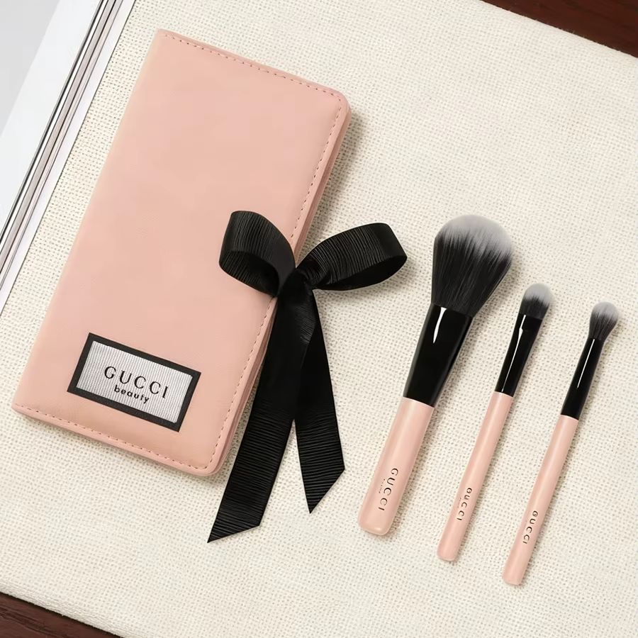 グッチのバッグ、メイクブラシセット、ピンクのチークブラシ、コ - Luxury Skincare And Makeup Brands のレビューと価格